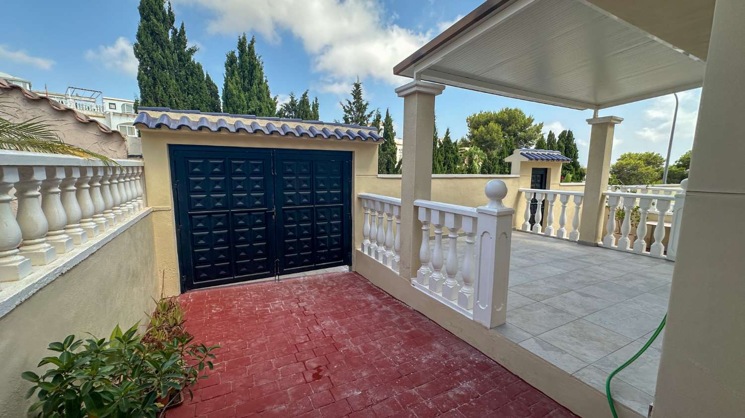 Incredible independent house with communal pool