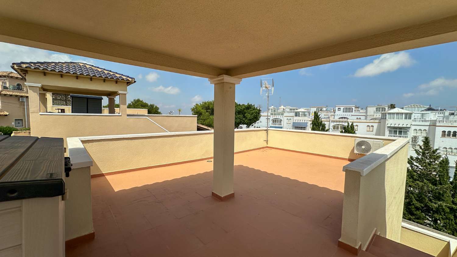 Incredible independent house with communal pool