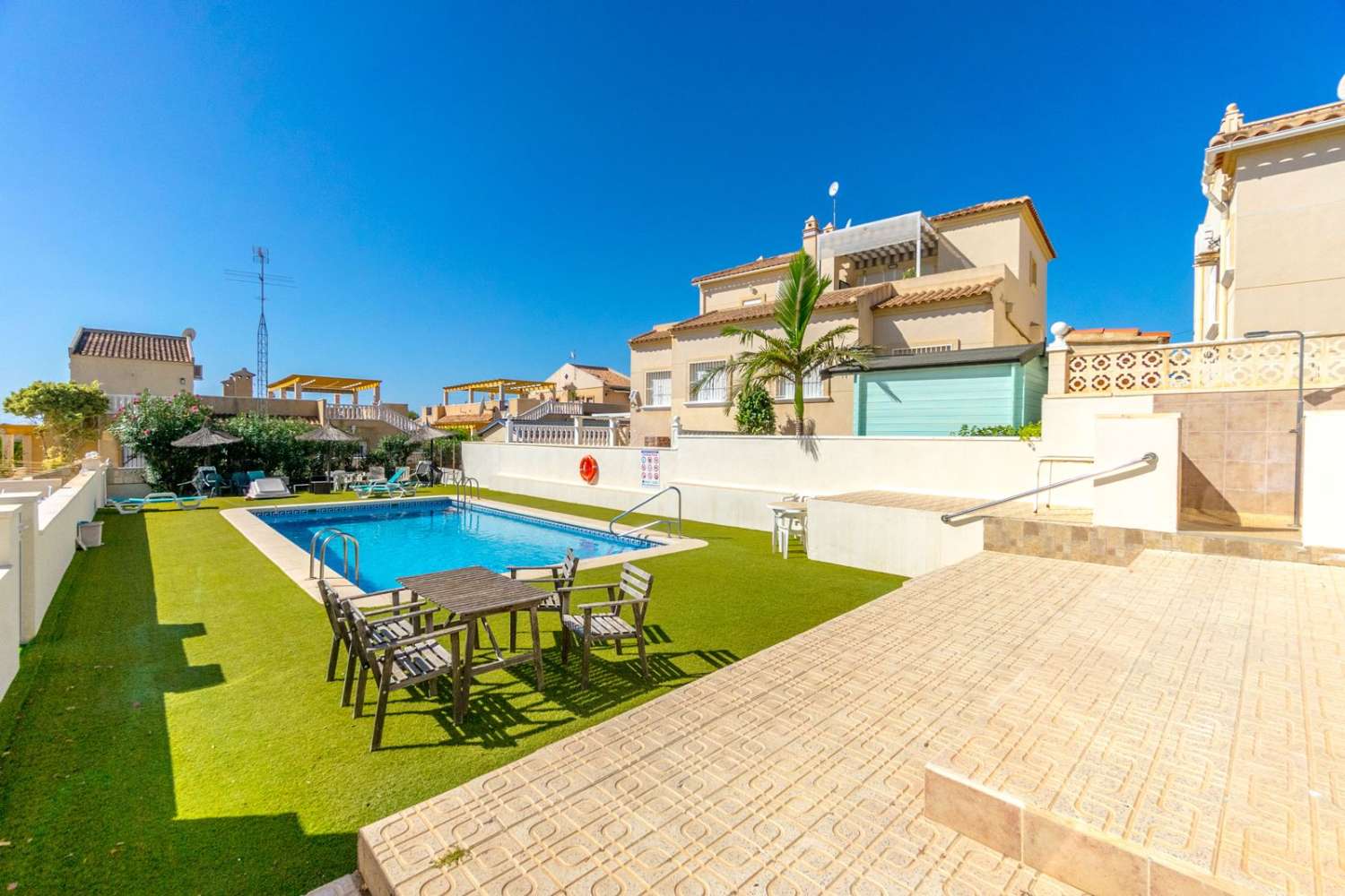 Incredible casa independiente con piscina comunitaria