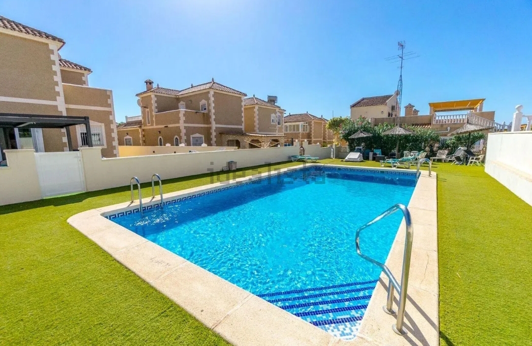 Incredible casa independiente con piscina comunitaria