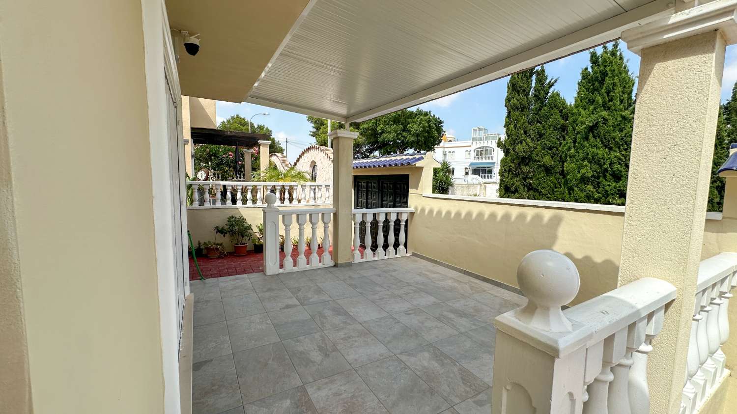 Incredible independent house with communal pool