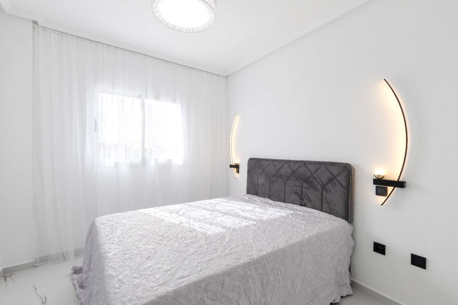 Fully Renovated Penthouse with Sea Views – Zeniamar