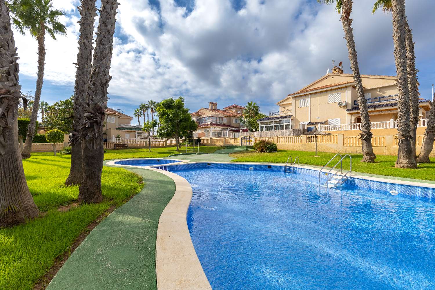 Fully Renovated Penthouse with Sea Views – Zeniamar