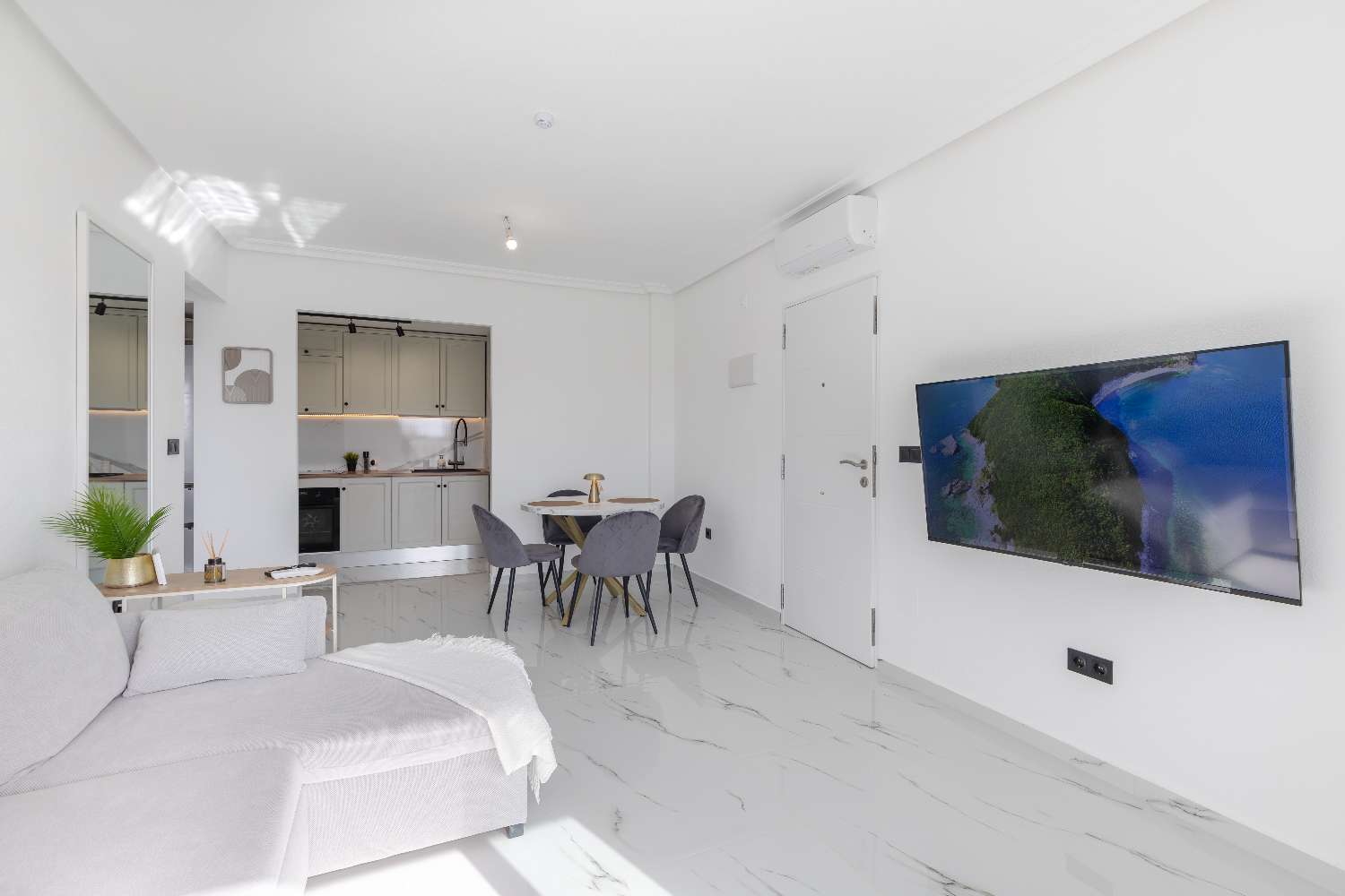 Fully Renovated Penthouse with Sea Views – Zeniamar