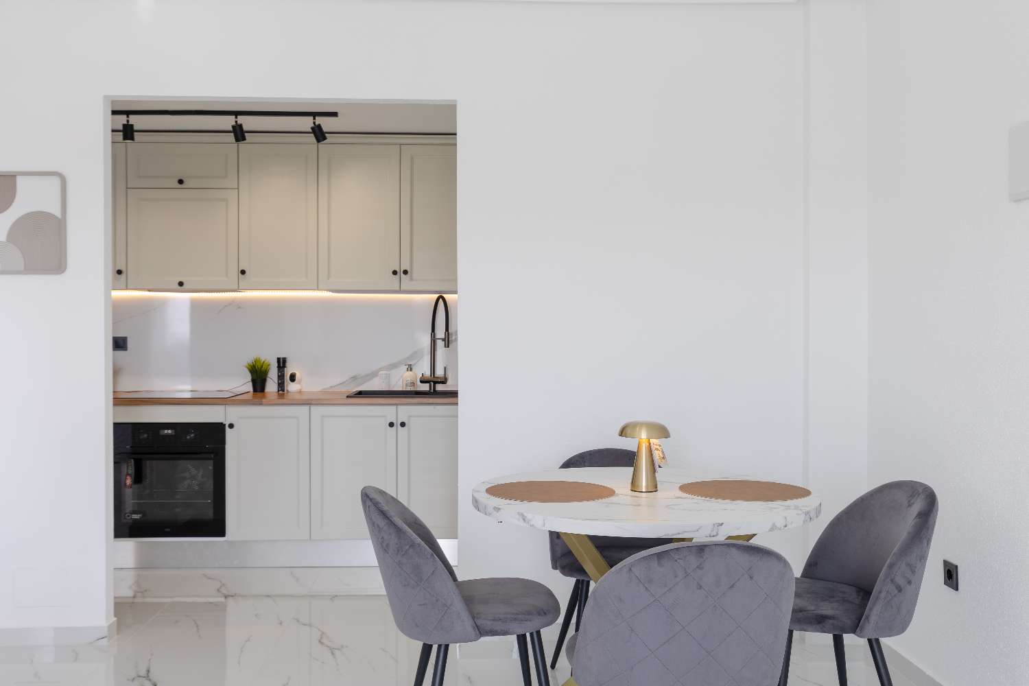 Fully Renovated Penthouse with Sea Views – Zeniamar