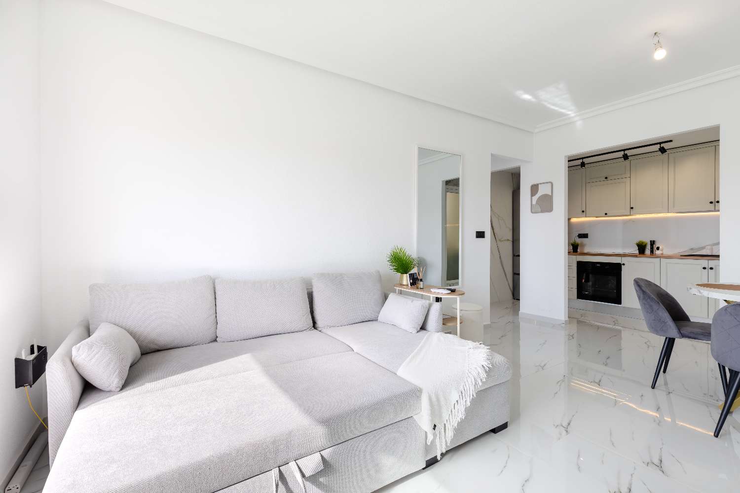 Fully Renovated Penthouse with Sea Views – Zeniamar