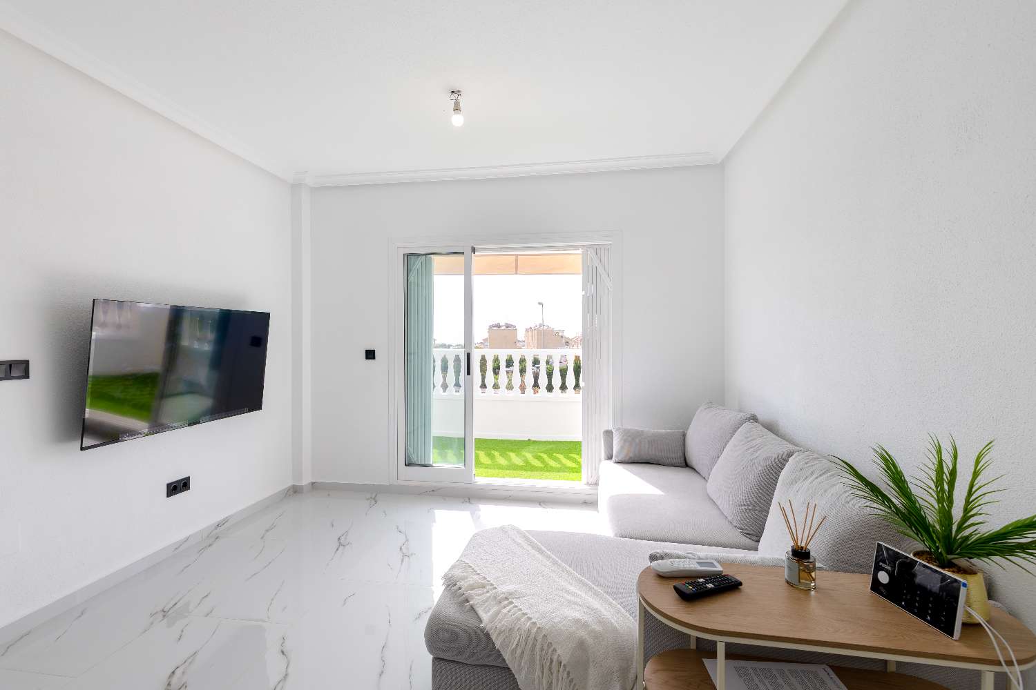 Fully Renovated Penthouse with Sea Views – Zeniamar