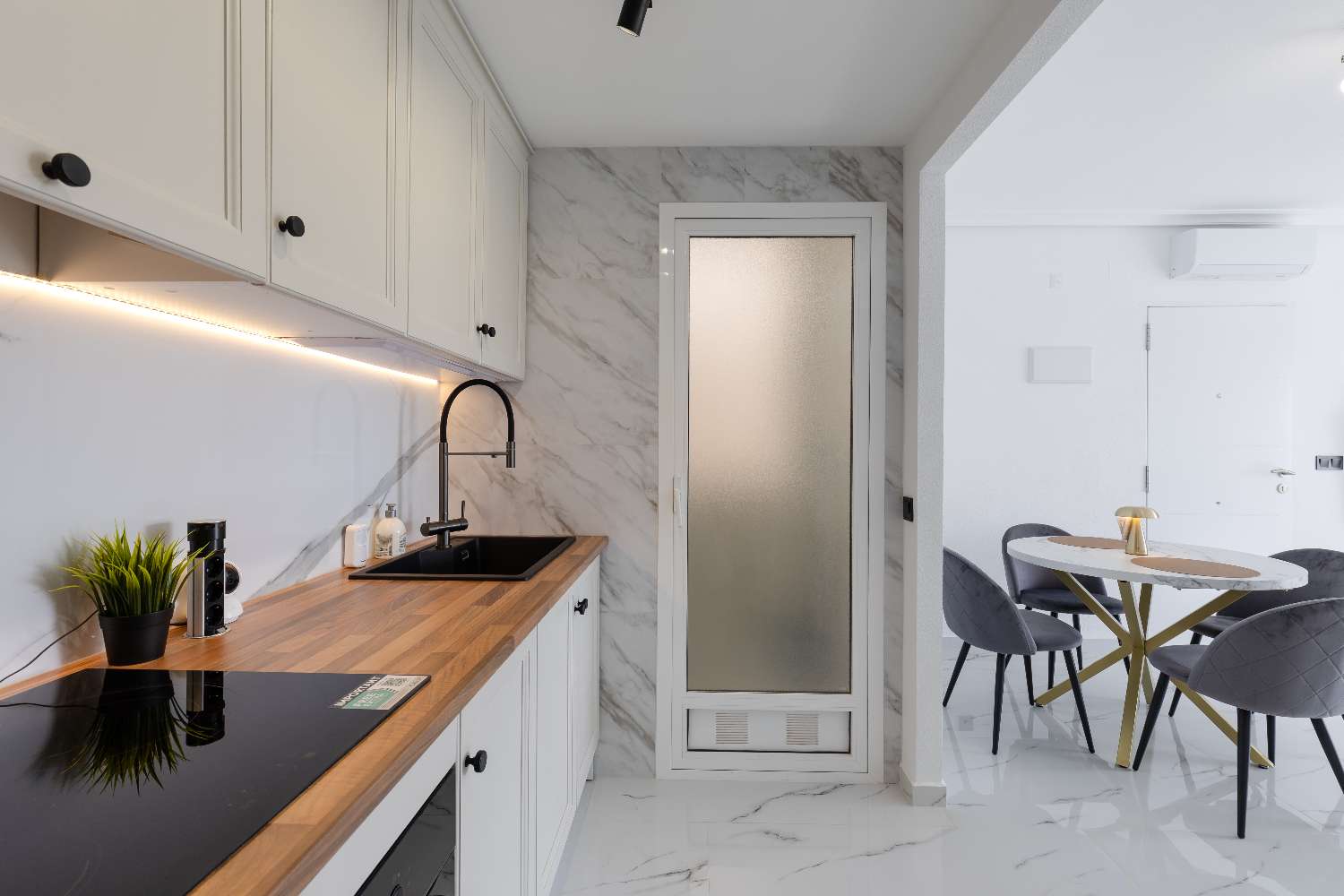 Fully Renovated Penthouse with Sea Views – Zeniamar