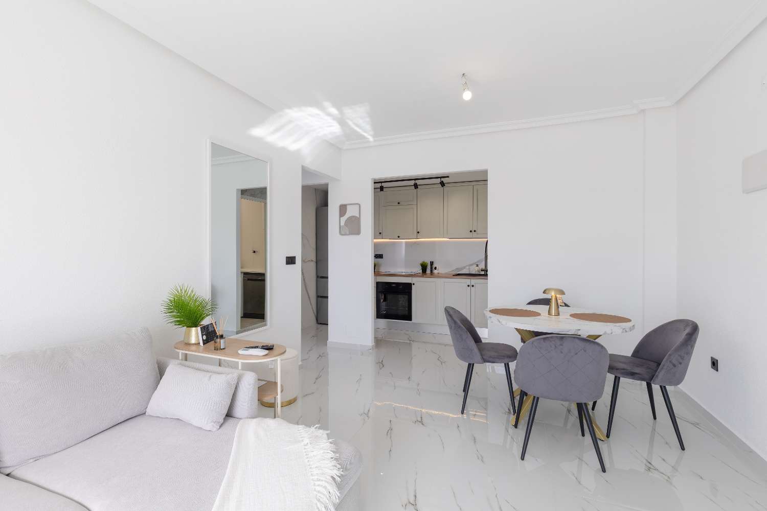 Fully Renovated Penthouse with Sea Views – Zeniamar