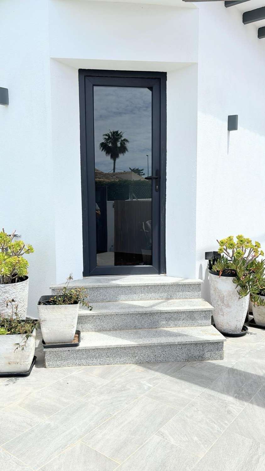 EXCLUSIVE VILLA ON THE BEACHFRONT – PUNTA PRIMA