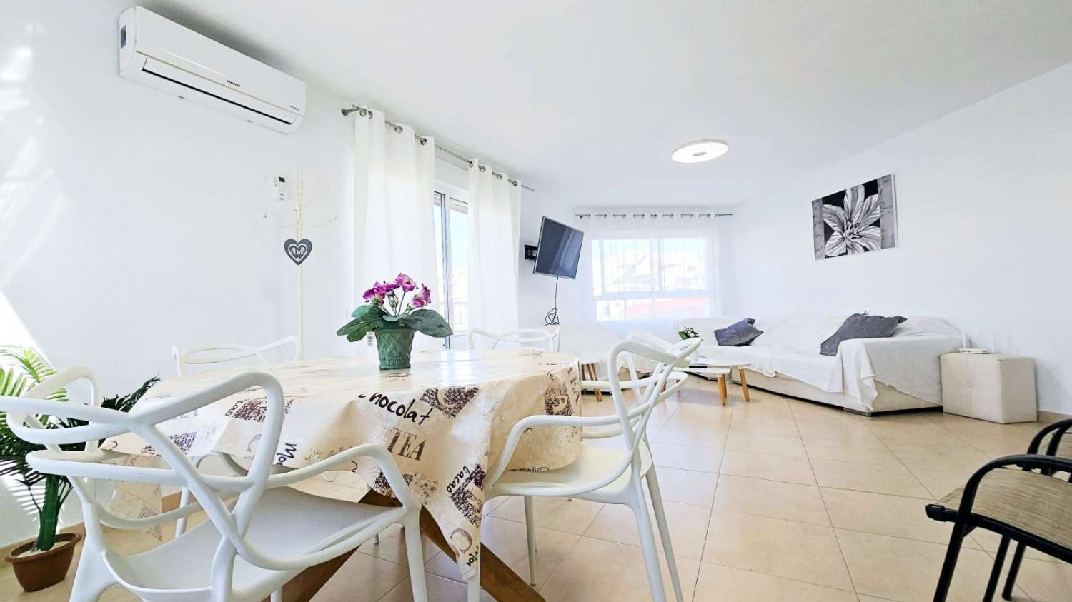 Spacious and bright apartment with sea views in the Port area of Torrevieja