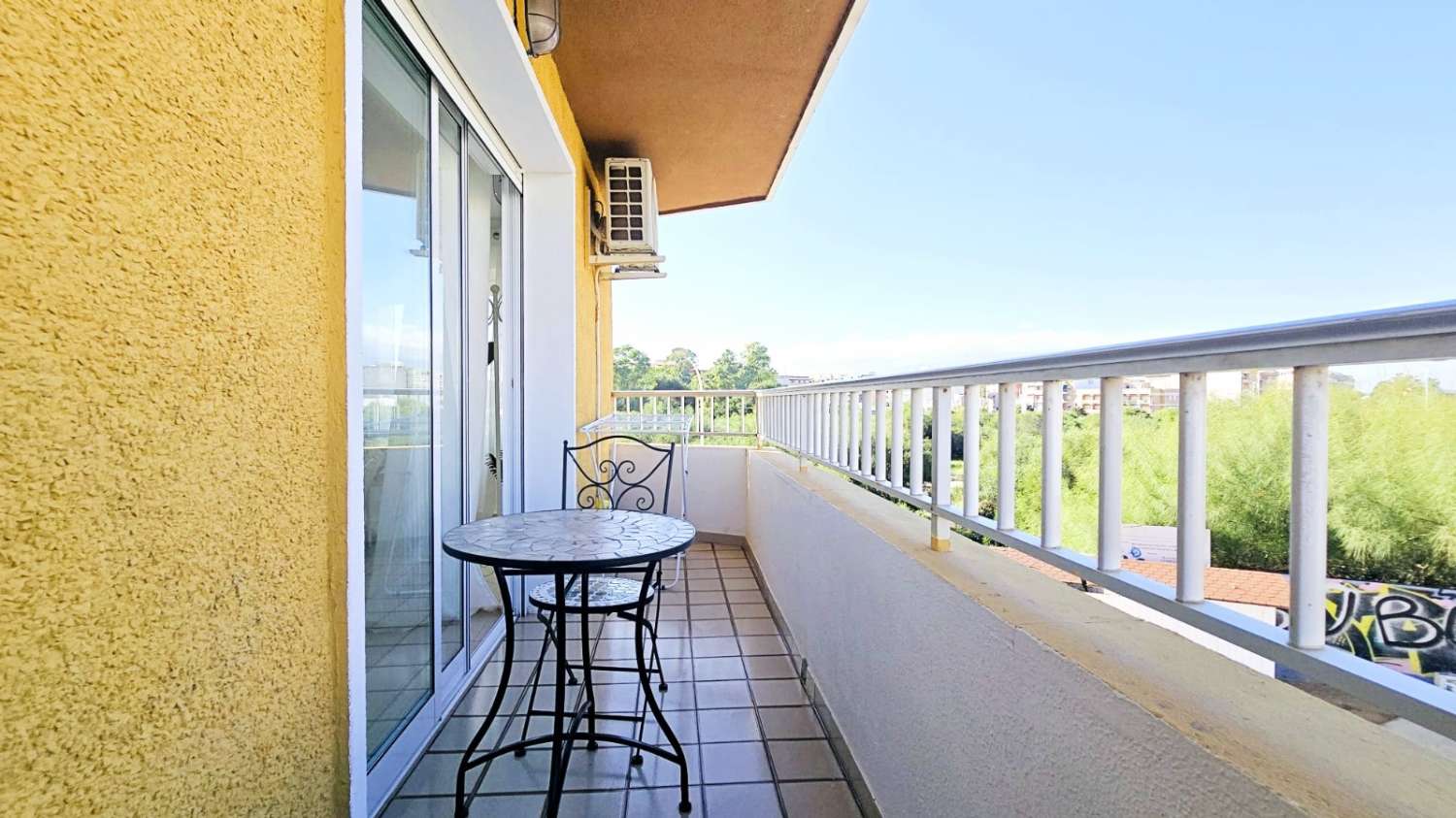 Spacious and bright apartment with sea views in the Port area of Torrevieja