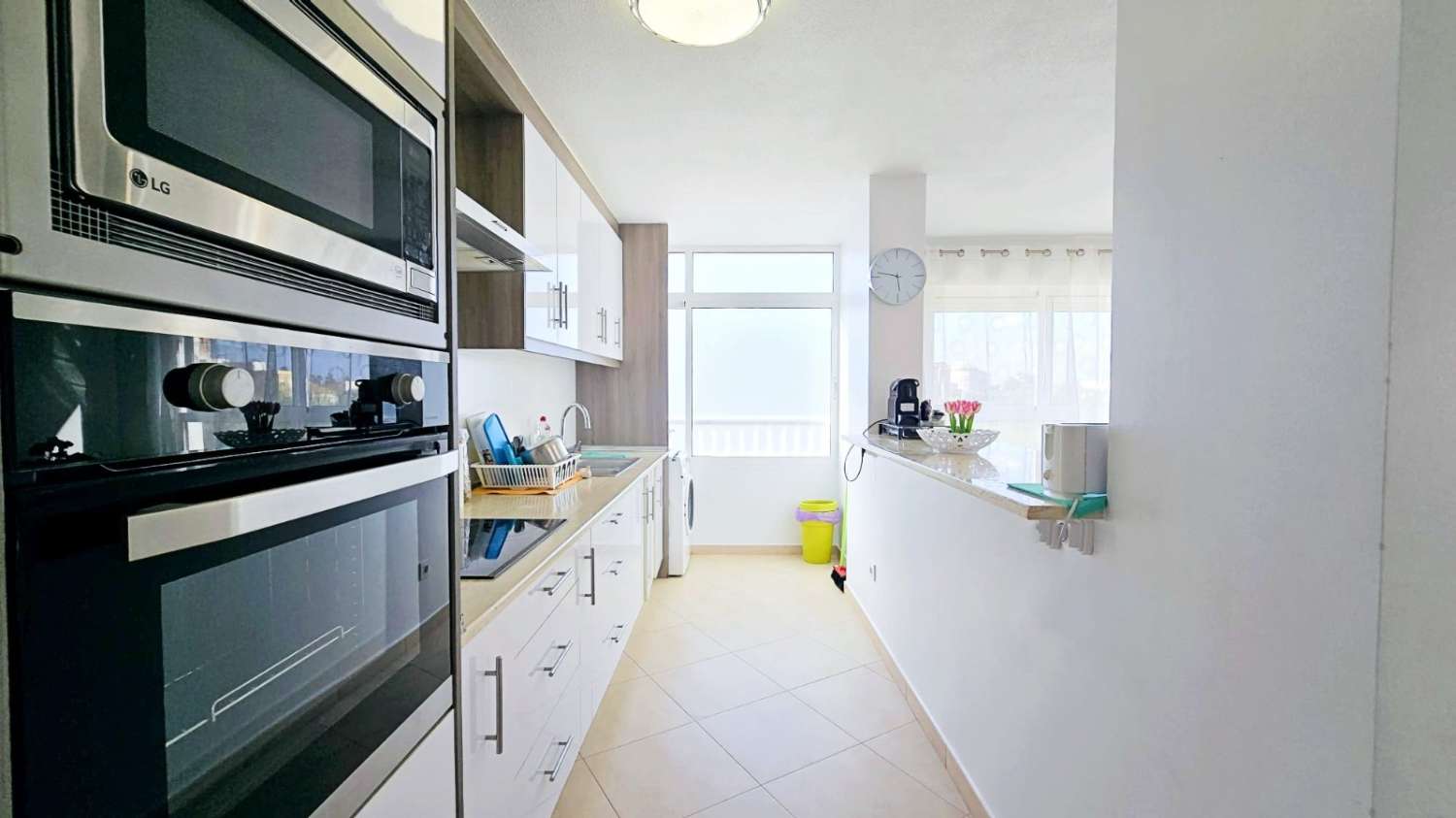 Spacious and bright apartment with sea views in the Port area of Torrevieja